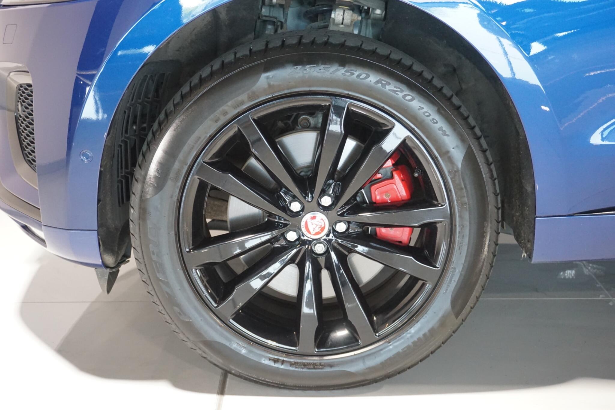 Jaguar F-PACE 3.0 D300 MHEV R-Dynamic SE SUV 5dr Diesel Auto AWD Euro 6 (s/s) (300 ps)